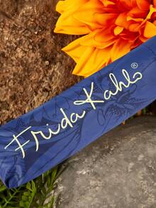 Frida Kahlo X SHEIN 1把印花图案雨伞，UPF 50+ 防紫外线，适合学校、工作、户外活动和日常使用，专为大学生、高中生、男女设计，墨西哥风格，热带花卉、蝴蝶、弗里达·卡罗、复古艺术，展现女性力量。 - 灰藍色 - 查看 6