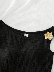 SHEIN 女童黑色纹理不对称肩部上衣和荷叶边无袖背心（不对称设计+金色花卉装饰）+配套短裤两件套，面料柔软，适合夏季穿着，不对称设计+优雅装饰，休闲日常穿着，修身剪裁，易于搭配和保养，打造甜美酷炫的女孩造型 - 黑色 - 查看 7