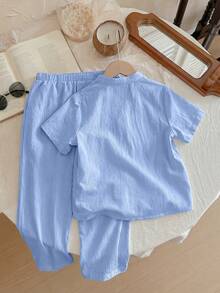 SHEIN LMoss Kids LMoss 两件套童装，男童舒适风格纹理短袖衬衫，小V领设计，搭配舒适长裤，适合居家休闲、户外活动、街拍和玩耍。 - 淺藍色 - 查看 3