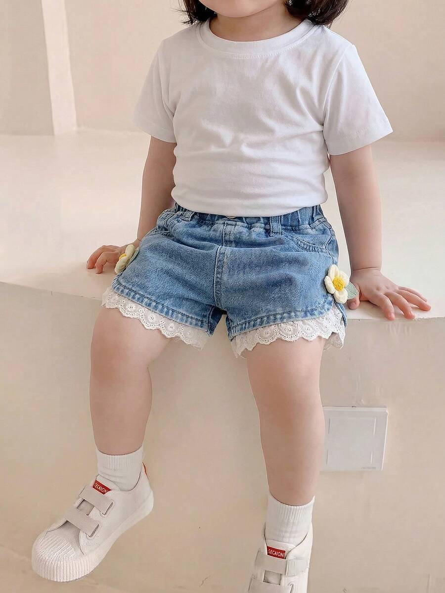 Souflis Souflis 女婴牛仔短裤 夏季新款 甜美可爱 浅蓝色水洗牛仔布 松紧腰带 蕾丝边 立体花朵装饰 舒适优质棉质牛仔布 日常基础款 学校假期 夏季穿着 牛仔短裤