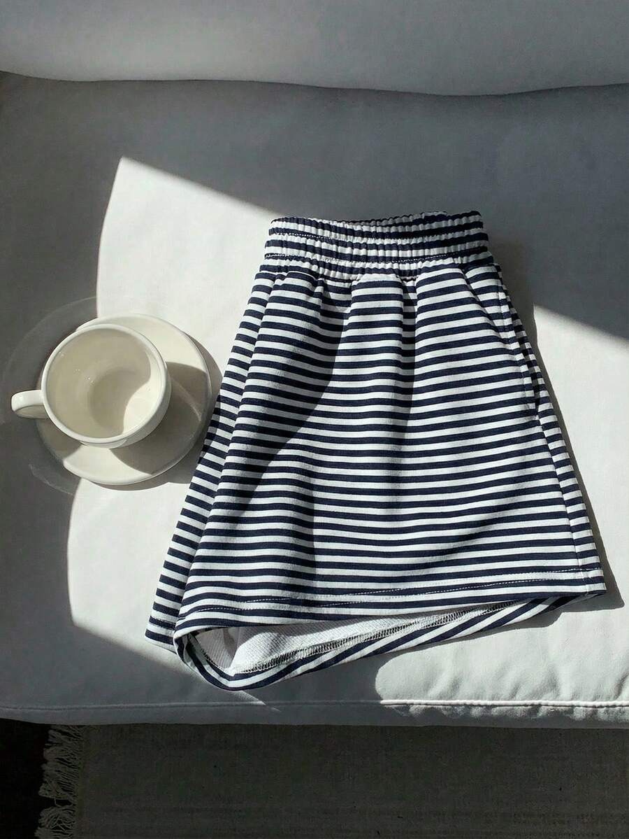 SHEIN EZwear 女士休闲度假蓝色条纹中腰宽松短裤，飘逸短裤，返校必备，适合日常通勤、约会、聚会、秋冬夏季、圣诞节、新年、感恩节、派对、婚礼、海滩、毕业典礼等场合。时尚、优雅、休闲、外出、约会、预订、通勤、闪亮、情人节、优雅、度假、休闲、Y2K、外出、毕业典礼等。 - 彩色 - 查看 1