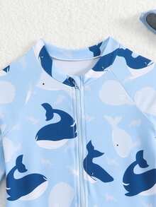 SHEIN Đồ bơi cho bé trai, họa tiết cá voi hoạt hình màu xanh dương, áo liền thân dài tay, khóa kéo nửa thân trước, cổ áo phối màu tương phản, chất vải mềm mại và thoải mái, thích hợp cho bé trai đi bơi, đi biển, hồ bơi và kỳ nghỉ hè. - Màu xanh lam - Xem 4