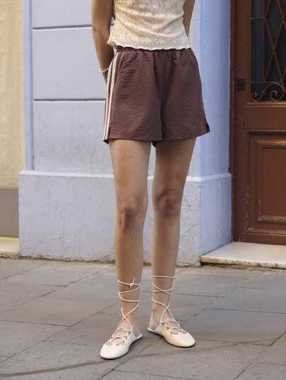 Nöista Pantalones cortos de color marrón chocolate con una cintura elástica elástica para facilitar el uso, con encaje que se extiende verticalmente a los lados. Perfecto para un look deportivo-chic, de verano, bohemio, de festival de música, de fiesta en la piscina, de uso diario.
