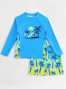 SHEIN 两件套男童泳装：天蓝色长袖上衣，饰有海岛日出和“SURF”字样印花；渐变黄蓝短裤，饰有蓝色棕榈树图案；经典圆领设计；修身泳裤；时尚休闲，清爽舒适；适合游泳、夏季度假、海滩、泳池派对等场合。 - 彩色 - 查看 7