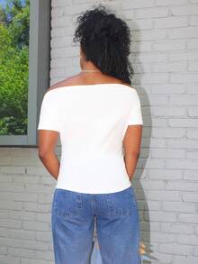 Steph T Camiseta blanca de manga corta ajustada con hombros descubiertos, con patrón numérico minimalista y fruncido en la cintura, adecuada para el verano y el regreso a la escuela - Blanco - Ver 2