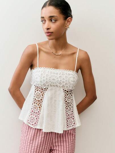 Nöista 白色蕾丝荷叶边上衣，饰有花卉钩编图案和蕾丝拼接。细肩带，后背可调节。完美适用于夏季音乐节、海滩度假、音乐节、假日穿搭、春季以及日落时分的造型。