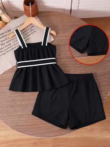SHEIN Conjunto de camisetas para niñas preadolescentes, top de tirantes diseñado en negro con ribete blanco, diseño de cinturón en la cintura, combinado con shorts, estilo sencillo de transporte para el verano - Negro - Ver 2