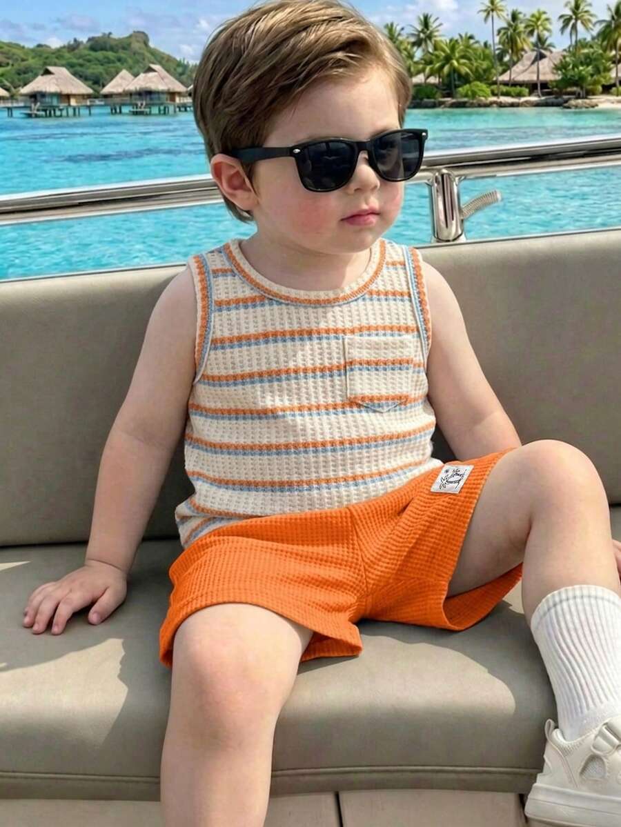 SHEIN Bộ áo vest không tay cổ tròn kẻ sọc cam và xanh dương cho bé trai mùa hè, phối cùng quần short cam, kiểu dáng năng động và dễ thương, phù hợp cho các hoạt động ngoài trời và những buổi tiệc vui vẻ. - Nhiều màu - Xem 1