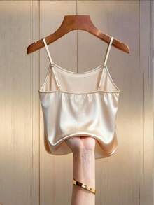 GlowEve CURVE Camiseta de satén con decoración de perlas falsas para mujer de talla grande, elegante camiseta de satén color champán, blusa sin mangas con diseño de cuello de perlas falsas, lujosa camiseta de satén con perlas falsas, adecuada para fiestas o uso en casa, Día de San Valentín/Festival de Qixi: El material de satén tiene un brillo brillante y los acentos de perlas falsas le dan un toque suave y romántico. Se puede combinar con una falda o una chaqueta para crear un look de noche de cita. Fiesta de Navidad/Año Nuevo: Se puede usar como capa interior o exterior con un suéter o un mini camiseta, los detalles refinados le ayudarán a destacar en la fiesta de Nochevieja o en una noche de chicas. - Champán - Ver 2