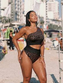 Swim Vcay Maillot de bain une pièce pour femmes grandes tailles avec imprimé de lignes aléatoires, mode vacances, coupe slim dissimulant le ventre, ouverture haute des jambes, épaules obliques, cordon de serrage et nœud papillon. Monokini - Noir - Voir 3