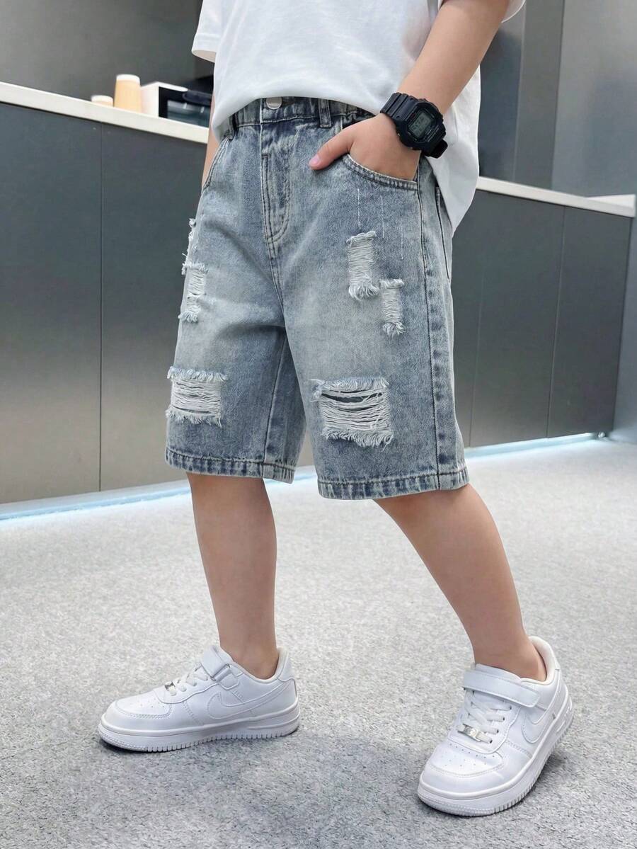 SHEIN 2026新款青少年男童牛仔短裤,时尚街头风。浅蓝色牛仔布,弹性腰带,做旧水洗效果,宽松直筒版型。采用柔软轻盈的棉质牛仔面料,穿着舒适。是酷炫青少年男孩的必备单品,适合日常休闲穿着、拍照、外出、派对、音乐节、度假等各种场合。 - 淺色水洗藍 - 查看 1