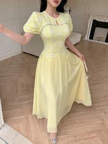 Modelyn 女士镂空珍珠刺绣雪纺拼接腰部喇叭连衣裙 - 黃色 - 查看 3