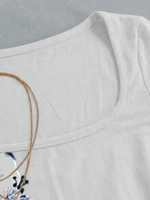 SHEIN تي شيرت أزرق أنيق بأكمام قصيرة وياقة مربعة مزخرف بزهور صغيرة، مناسب للغاية للارتداء في فصلي الربيع والصيف. هذا التي شيرت حالياً شائع جداً. ملابس علوية أنيق وجذاب، وهو هدية مثالية للإخوة والأخوات والأمهات. مناسب للغاية لعيد الأم أو كقطعة علوية بطراز بسيط للاستخدام اليومي. - متعدد الألوان - مشاهدة 6