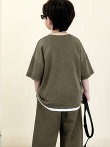 儿童男童休闲印花圆领T恤和裤子套装（2件套），返校服装，可爱上衣，基础款，适合秋冬季上学、度假、旅行、运动等场合。 - 軍綠色 - 查看 2