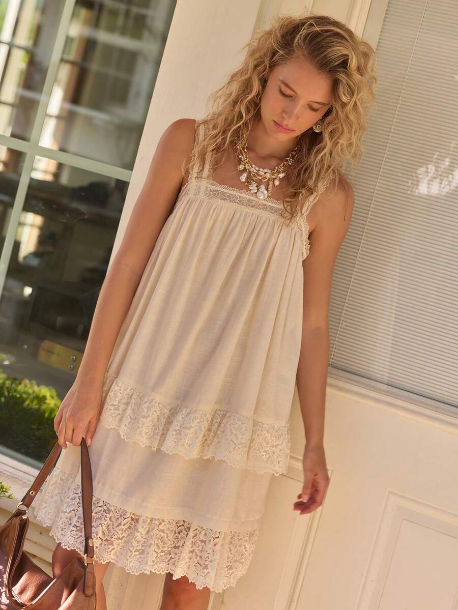 Freevana 波西米亚浪漫奶油白蕾丝边娃娃迷你连衣裙，方领蕾丝拼接，飘逸褶皱宽松A字版型，层叠荷叶边蕾丝下摆，轻盈透气，适合夏季度假、海滩约会、夜晚穿着，甜美妩媚。 - 米色 - 查看 1