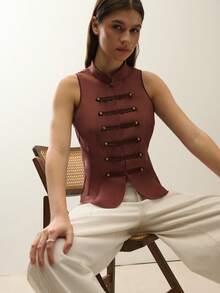 无袖毛式领上衣，前开襟设计，饰有金属纽扣和前襟翻盖。前襟采用隐形钩扣固定。轻薄面料，适合夏季穿着。街头风、夏季穿搭、日常造型、深棕色上衣、拿破仑风格、正式场合、都市生活、度假穿搭、假日装扮。 - 棕色 - 查看 5