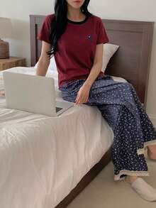 DAZY Set Piyama 2pcs/Set Motif Bunga Kecil Kontras Warna, Kaos Lengan Pendek dan Celana Panjang untuk Wanita, Musim Panas - Burgundy - View 5