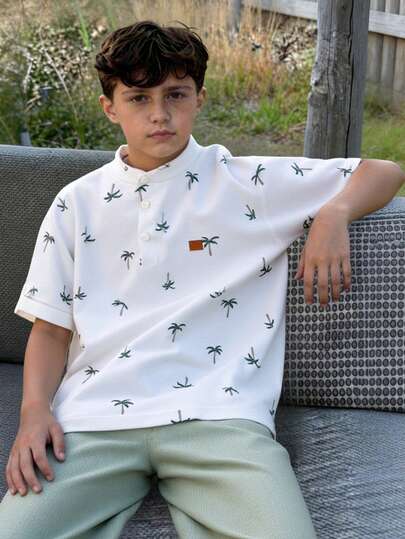 SHEIN Vacaura Conjunto de camisa de gola alta e shorts listrados para meninos pré-adolescentes, estilo casual e confortável.