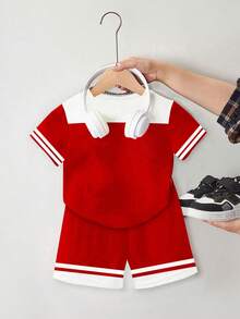 SHEIN Playful Pals 一套幼儿男童休闲运动套装，包括一件布鲁克林23撞色圆领短袖T恤和一条红色短裤，适合外出、运动和其他场合，鲜艳的红白撞色设计，夏季服装 - 彩色 - 查看 2