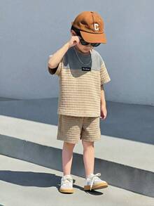 SHEIN Little Byeori 儿童男童休闲运动撞色短袖圆领T恤短裤套装，2件套，适合春夏季节、郊游、情人节、约会、旅行、度假、家庭聚会、返校、婚礼、晚宴、运动、生日派对等场合。 - 卡其色 - 查看 5
