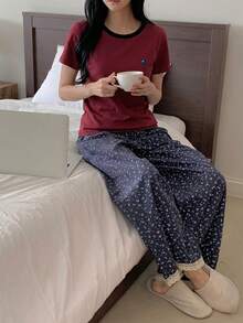 DAZY Set Piyama 2pcs/Set Motif Bunga Kecil Kontras Warna, Kaos Lengan Pendek dan Celana Panjang untuk Wanita, Musim Panas - Burgundy - View 3
