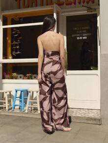 Nöista Bộ jumpsuit cổ yếm màu nâu và kem in họa tiết lá cây, thắt eo và ống rộng. Hoàn hảo cho ban ngày, mùa hè, đi chơi, phong cách boho, lễ hội âm nhạc, trang phục mùa hè. - Cà phê nâu - Xem 2