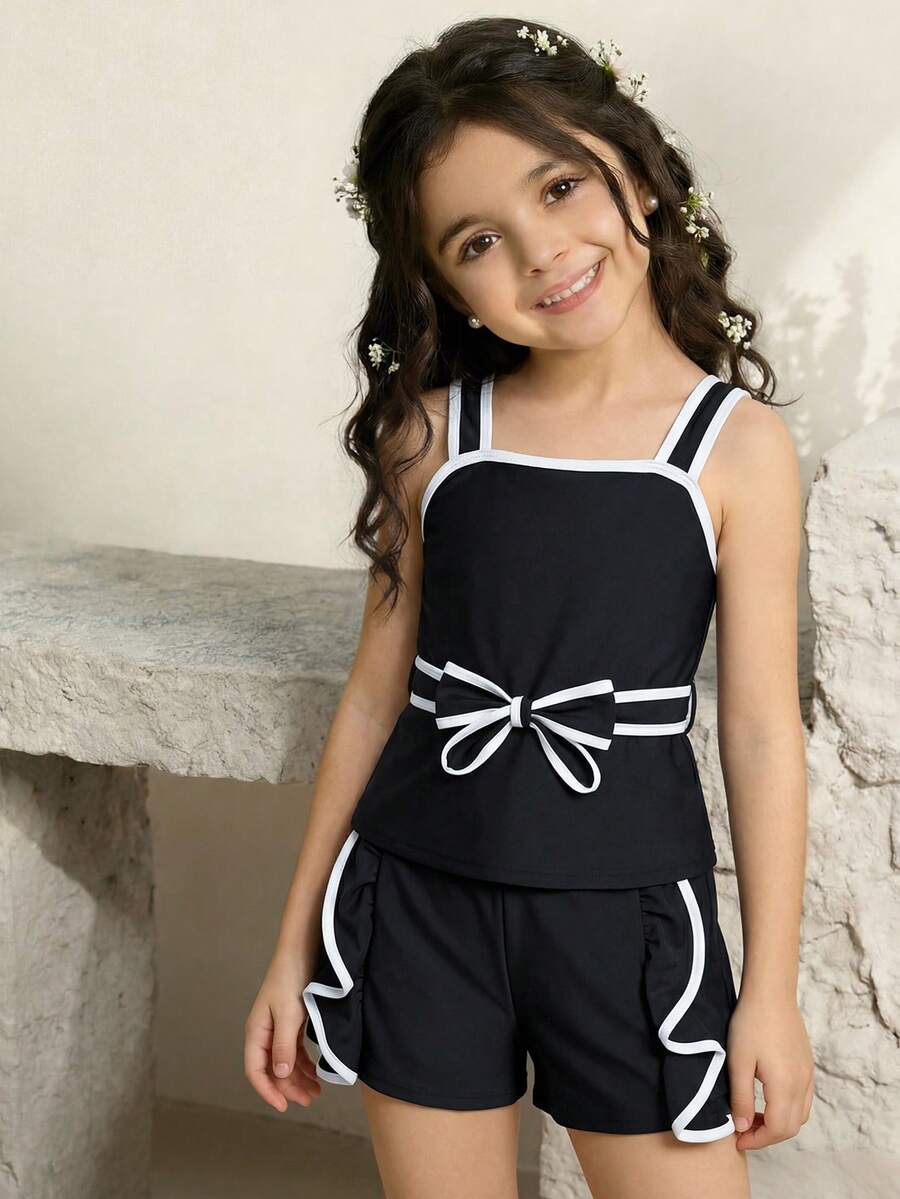 SHEIN Conjunto de camisetas para niñas preadolescentes, top de tirantes diseñado en negro con ribete blanco, diseño de cinturón en la cintura, combinado con shorts, estilo sencillo de transporte para el verano - Negro - Ver 1