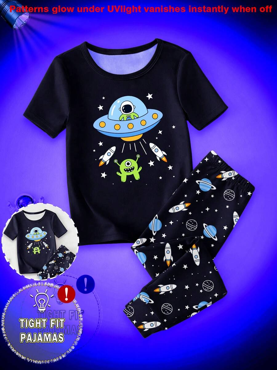 一套男童夜光睡衣,印有宇宙飞船、火箭和怪兽图案,包括短袖T恤和长裤,修身款 - 寶藍色 - 查看 1