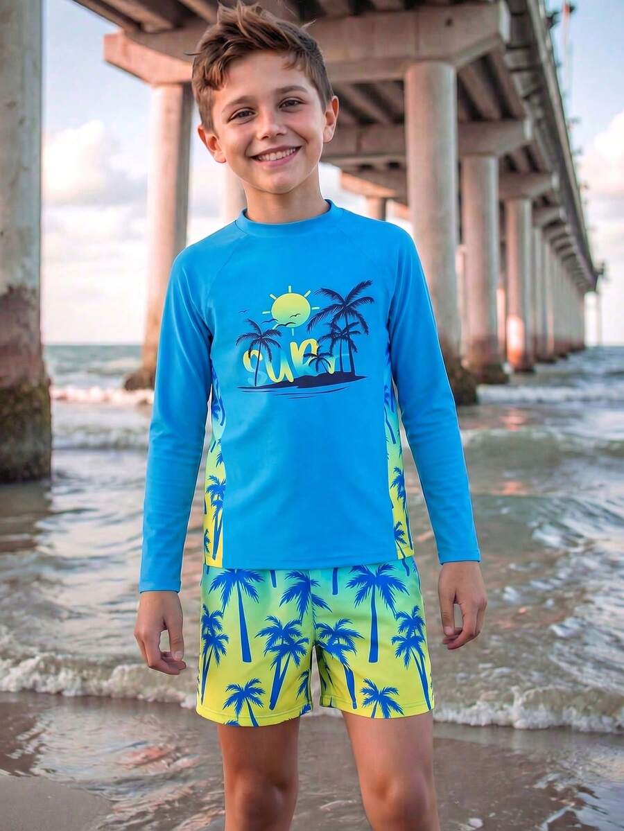 SHEIN 两件套男童泳装：天蓝色长袖上衣，饰有海岛日出和“SURF”字样印花；渐变黄蓝短裤，饰有蓝色棕榈树图案；经典圆领设计；修身泳裤；时尚休闲，清爽舒适；适合游泳、夏季度假、海滩、泳池派对等场合。