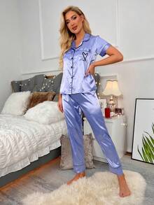 LuxeNights Conjunto de pijama de satén con ribete bordado en forma de corazón - Azul - Ver 4