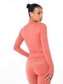 BABYPHAT ملابس علوية ذات رقبة عالية وأكمام طويلة مع سحاب وطباعة بخط ذهبي لامع، قطعة أزياء بيان - برتقالي مرجاني اللون - مشاهدة 2