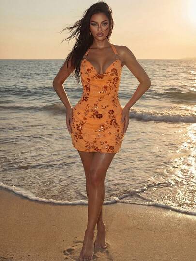 Sirith Đầm ôm sát người cổ khoét sâu đính cườm cầu kỳ, thích hợp cho kỳ nghỉ.