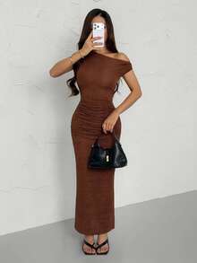 SHEIN PETITE 情人节、派对、宴会、约会、生日派对、学院风、学生装、日常出行、百搭基础款、休闲、邮轮旅行、爆款、优雅、通勤、商务休闲、优雅浪漫性感派对、性感、不对称领无袖紧身连衣裙、棕色纹理竖条纹面料、派对超长连衣裙、秋冬女装棕色性感连衣裙巧克力棕色连衣裙 - 棕色 - 查看 7