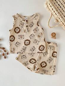 SHEIN Bộ 2 món cho bé trai in hình động vật hoạt hình sư tử, hổ, voi, báo, cổ tròn, không tay, màu kaki, gồm áo tank top và quần short cạp chun, kiểu dáng thường ngày dễ thương, phong cách retro. Chất liệu vải hai lớp mềm mại, thiết kế cài nút phía trước tiện lợi khi mặc, thích hợp cho các hoạt động ngoài trời mùa xuân/hè, đi học, công viên, sở thú, kỳ nghỉ, v.v. - Màu Khaki - Xem 2