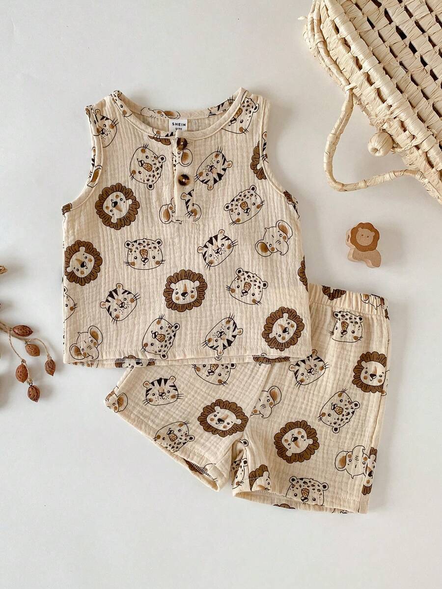 SHEIN Bộ 2 món cho bé trai in hình động vật hoạt hình sư tử, hổ, voi, báo, cổ tròn, không tay, màu kaki, gồm áo tank top và quần short cạp chun, kiểu dáng thường ngày dễ thương, phong cách retro. Chất liệu vải hai lớp mềm mại, thiết kế cài nút phía trước tiện lợi khi mặc, thích hợp cho các hoạt động ngoài trời mùa xuân/hè, đi học, công viên, sở thú, kỳ nghỉ, v.v.