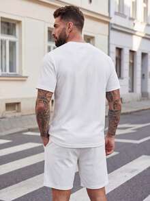 Manfinity Homme 2 件套大码男士夏季休闲纯色圆领短袖 T 恤和短裤，舒适服装 - 白色 - 查看 2