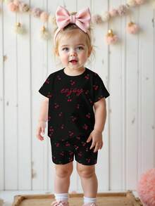 SHEIN LMoss Kids 奶油黑，可爱迷你樱桃简约甜美字母图案，女婴休闲极简圆领宽松短袖T恤和修身骑行短裤套装，适合居家、外出、街头摄影、野餐、户外活动、度假、返校、夏季穿搭，舒适轻松，适合儿童秋季叠穿，时尚童装，休闲服饰，儿童图案服装，返校季，秋季服装 - 彩色 - 查看 3
