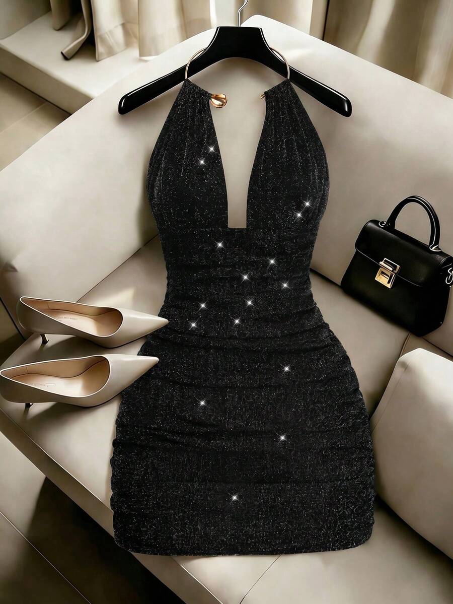 Franclia Vestido de coquetel elegante feminino preto liso, modelo 2026, com decote em V sexy e alças no pescoço, adornado com argola metálica. Ideal para festas noturnas, coquetéis, bares e para usar no dia a dia. - Preto - Ver 1