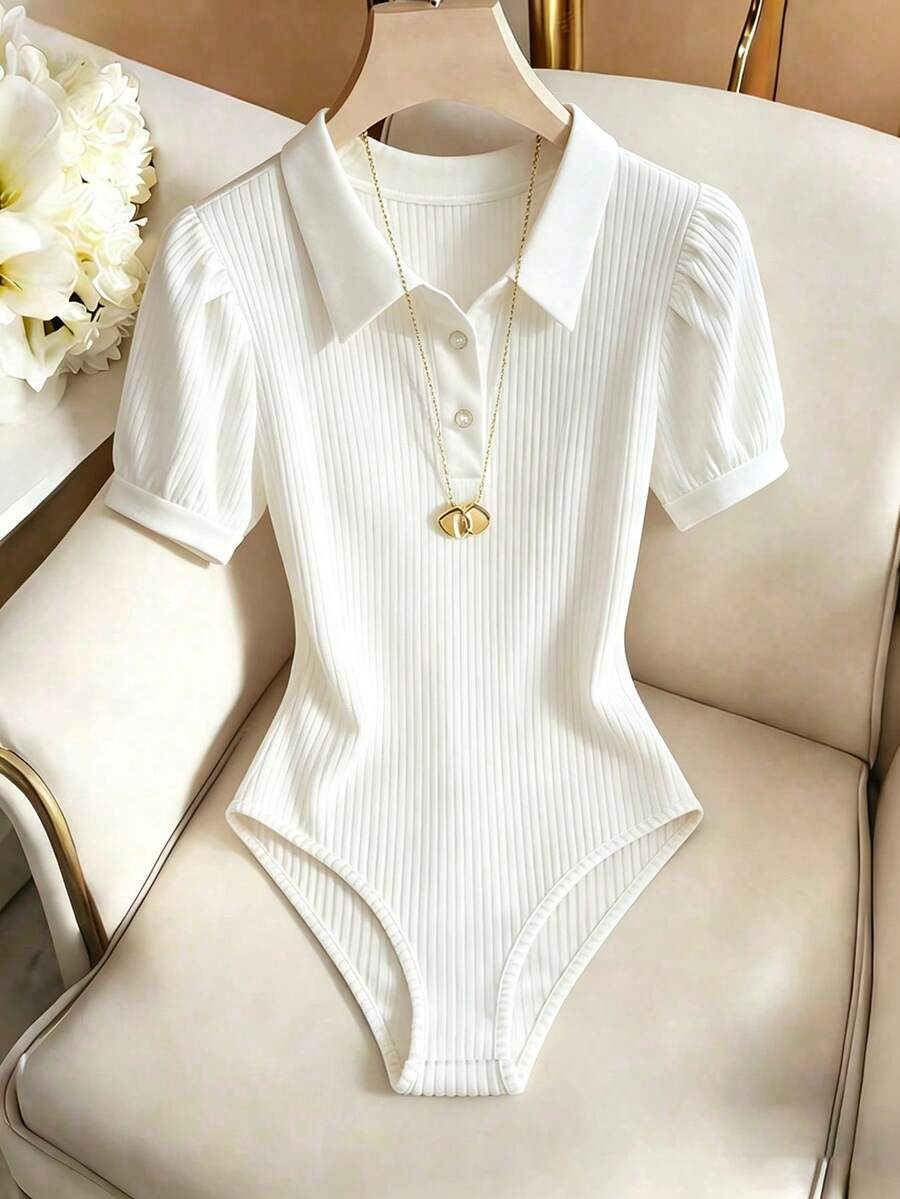 SHEIN Franclia 纯色优雅连体衣，都市通勤风休闲浪漫女式T恤，罗纹领衬衫，翻领上衣，优雅学院风上衣，珍珠衬衫连体衣上衣，别针连体衣女式衬衫，休闲白色罗纹连体衣，Polo短袖连体衣，拉链连体衣，白色连体衣，女式连体衣，Polo连体衣 - 白色 - 查看 1