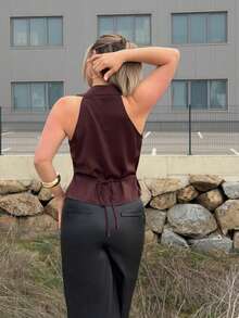 Jeta Ari Blouse de mode femme avec décoration métallique, encolure en V croisée, drapée, sans manches - Marron - Voir 2