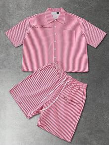 Manfinity EMRG Bộ áo sơ mi ngắn tay kẻ sọc và quần short nam, áo có túi ngực bên trái, quần short kẻ sọc cùng màu với cạp chun và túi bên hông, kiểu dáng rộng rãi, phong cách đường phố thường ngày, phù hợp cho nam giới trẻ tuổi, quà tặng cho bạn trai/chồng, trang phục đôi. - Đỏ và trắng - Xem 2