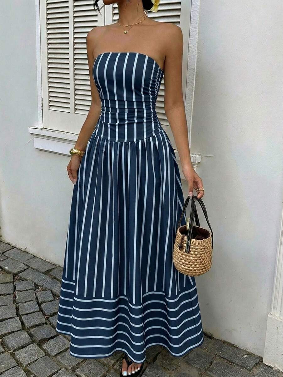 SHEIN EZwear 藏蓝色和浅蓝色条纹印花荷叶边无肩带连衣裙，适合度假、秋季时尚、婚礼宾客、生日派对、户外活动穿着。 - 彩色 - 查看 1
