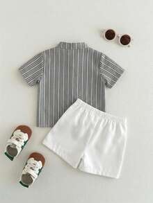 SHEIN Playful Pals Bộ đồ 2 món cho bé trai/bé gái 6-36 tháng tuổi, áo sơ mi ngắn tay in hình gấu sọc kaki + quần short cạp chun màu trơn, trang phục thường ngày cho trẻ em mùa xuân hè, mặc hàng ngày và đi nghỉ mát. - Xám - Xem 2
