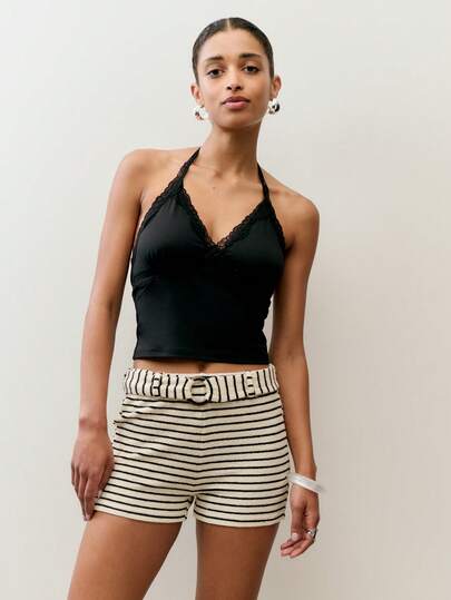 Nöista 条纹印花迷你短裤，米白色和藏蓝色相间，修身剪裁，腰部饰有塑料环腰带。适合夏季、春季、度假、假日等场合，营造轻松的度假氛围。