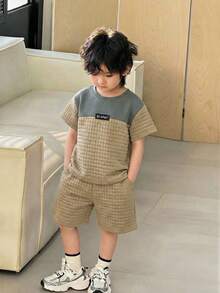 SHEIN Little Byeori 儿童男童休闲运动撞色短袖圆领T恤短裤套装，2件套，适合春夏季节、郊游、情人节、约会、旅行、度假、家庭聚会、返校、婚礼、晚宴、运动、生日派对等场合。 - 卡其色 - 查看 4