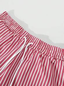 Manfinity EMRG Bộ áo sơ mi ngắn tay kẻ sọc và quần short nam, áo có túi ngực bên trái, quần short kẻ sọc cùng màu với cạp chun và túi bên hông, kiểu dáng rộng rãi, phong cách đường phố thường ngày, phù hợp cho nam giới trẻ tuổi, quà tặng cho bạn trai/chồng, trang phục đôi. - Đỏ và trắng - Xem 7