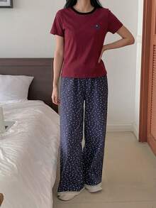 DAZY Set Piyama 2pcs/Set Motif Bunga Kecil Kontras Warna, Kaos Lengan Pendek dan Celana Panjang untuk Wanita, Musim Panas - Burgundy - View 4