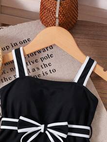SHEIN Conjunto de camisetas para niñas preadolescentes, top de tirantes diseñado en negro con ribete blanco, diseño de cinturón en la cintura, combinado con shorts, estilo sencillo de transporte para el verano - Negro - Ver 5