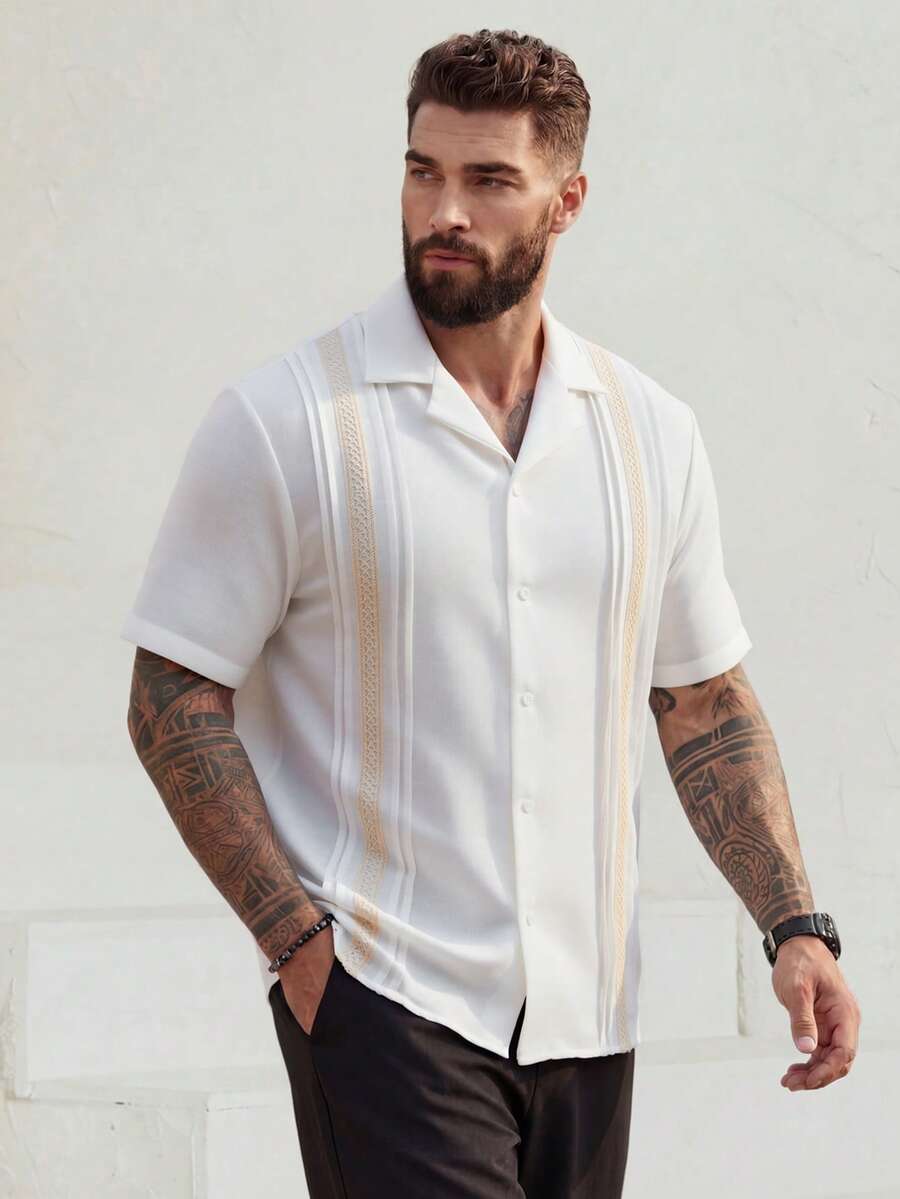 Manfinity Homme Camisa de manga corta con parches tejidos para hombres de talla grande, camisa casual versátil de estilo de una sola hilera con doble pliegue simétrico para vacaciones, oficina, fiesta o cena, mejor regalo para novio o esposo - Blanco - Ver 1