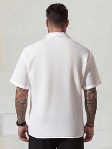 Manfinity Homme Camisa de manga corta con parches tejidos para hombres de talla grande, camisa casual versátil de estilo de una sola hilera con doble pliegue simétrico para vacaciones, oficina, fiesta o cena, mejor regalo para novio o esposo - Blanco - Ver 2